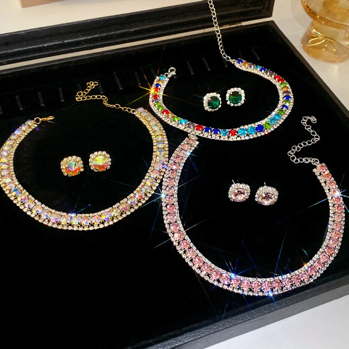 Esmeralda Royale™ — Gargantilla & Pendientes que Deslumbran
