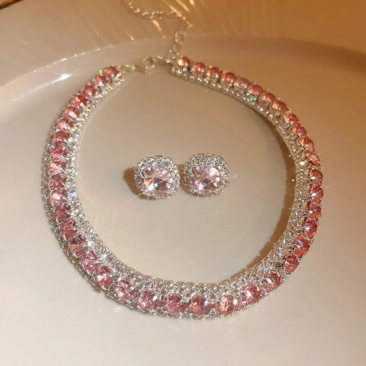 Esmeralda Royale™ — Gargantilla & Pendientes que Deslumbran