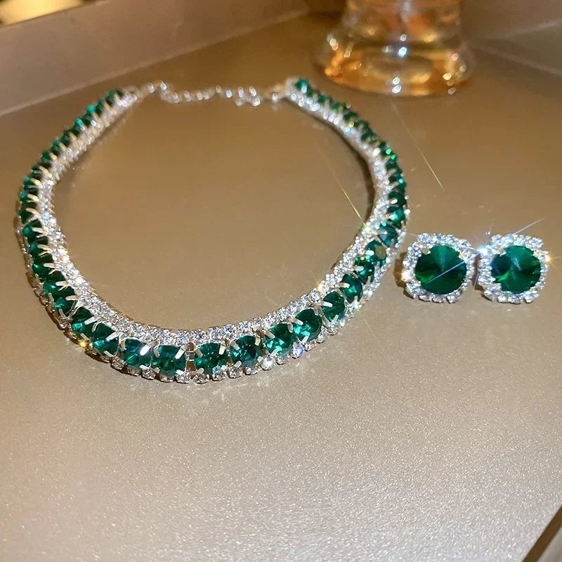 Esmeralda Royale™ — Gargantilla & Pendientes que Deslumbran