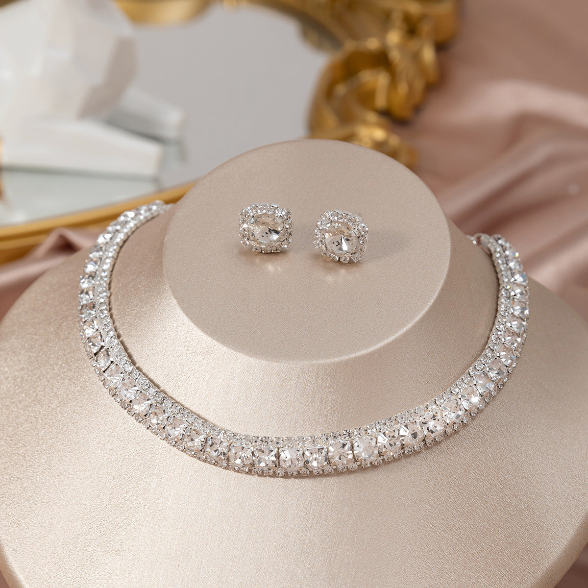 Esmeralda Royale™ — Gargantilla & Pendientes que Deslumbran
